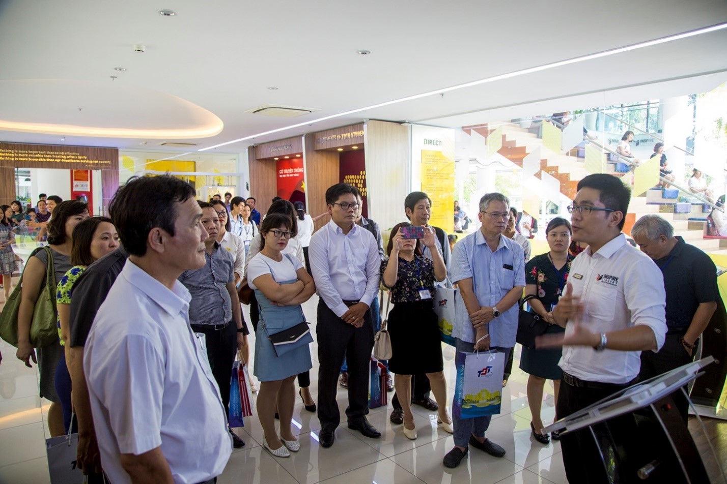 Nhân viên thư viện giới thiệu về Phòng truyền thống