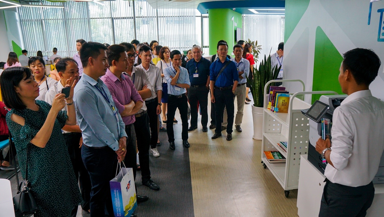 Các đoàn khách tham quan hệ thống máy in đa chức năng;