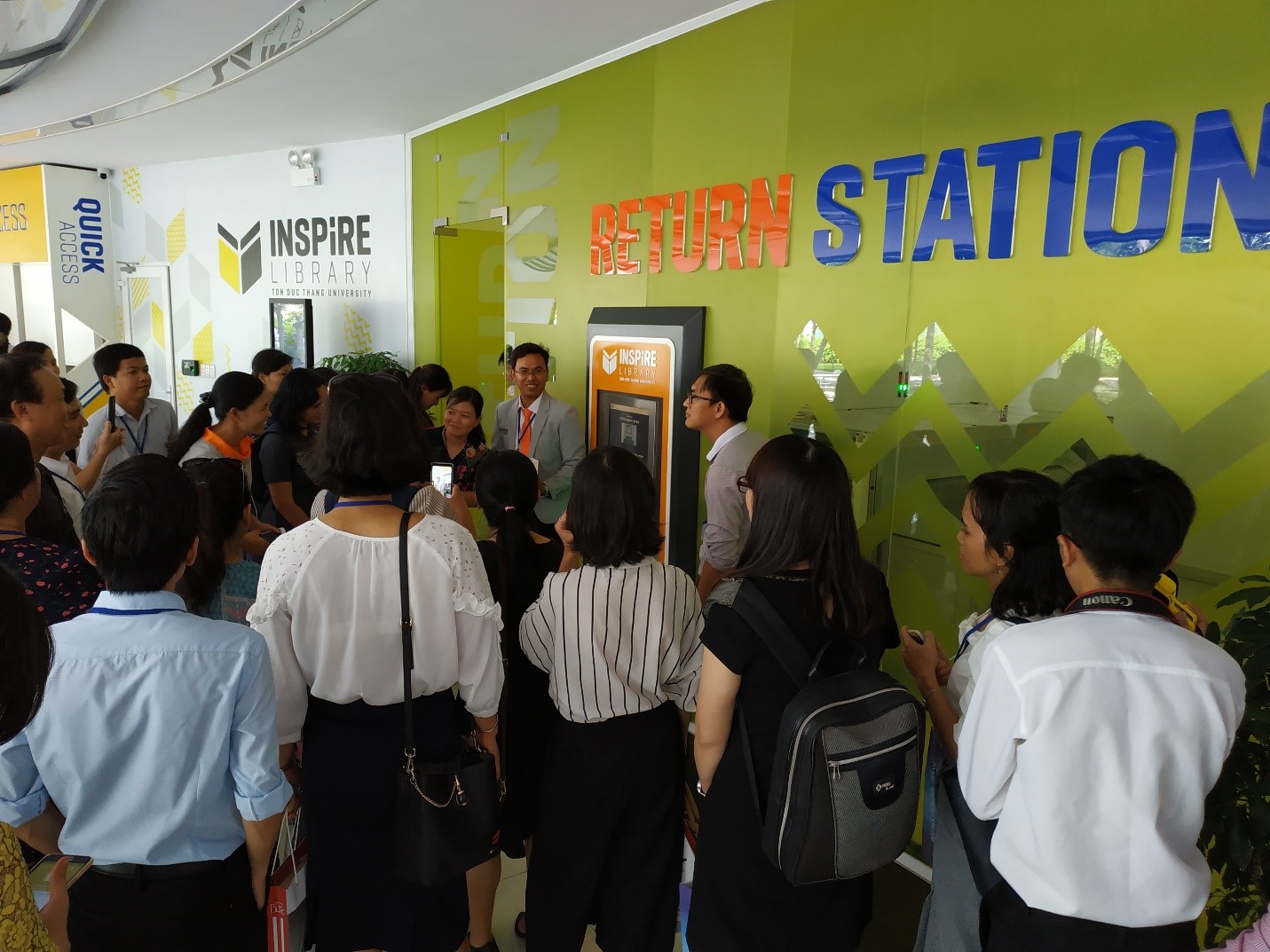 ...Hệ thống mượn/trả sách tự động và Máy rửa sách