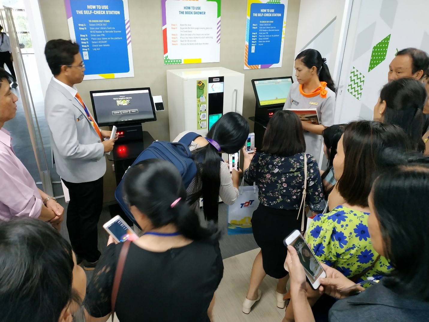 ...Hệ thống mượn/trả sách tự động và Máy rửa sách