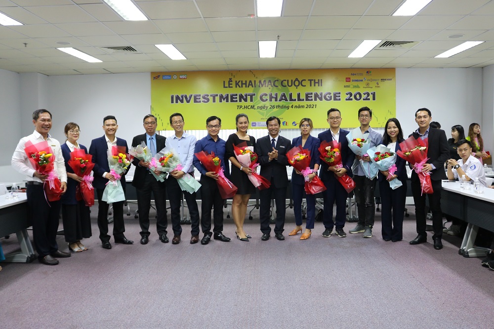 Head of the Faculty of Finance and Banking presenting thank-you flowers to sponsors