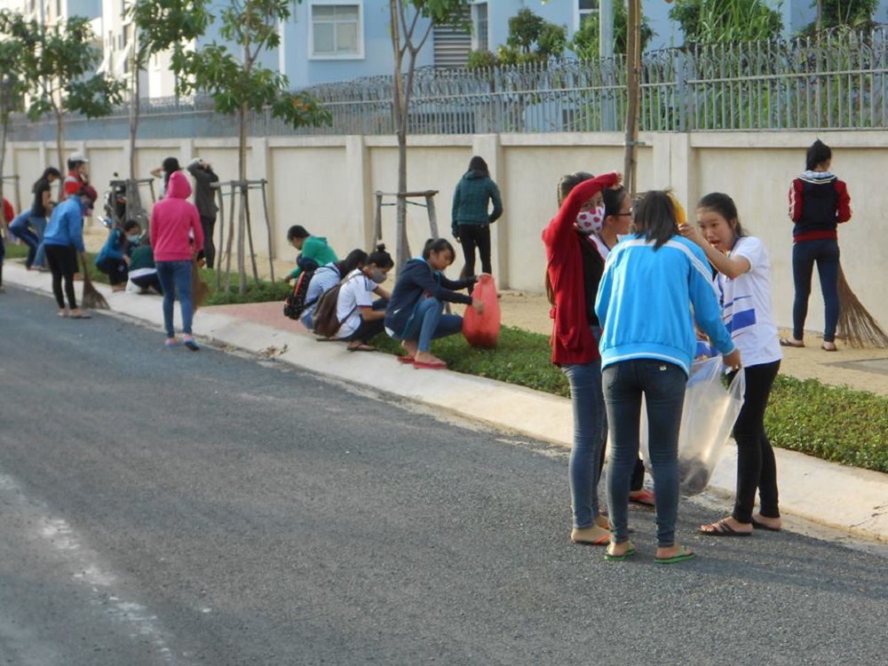 Sinh viên tham gia chương trình chủ nhật xanh