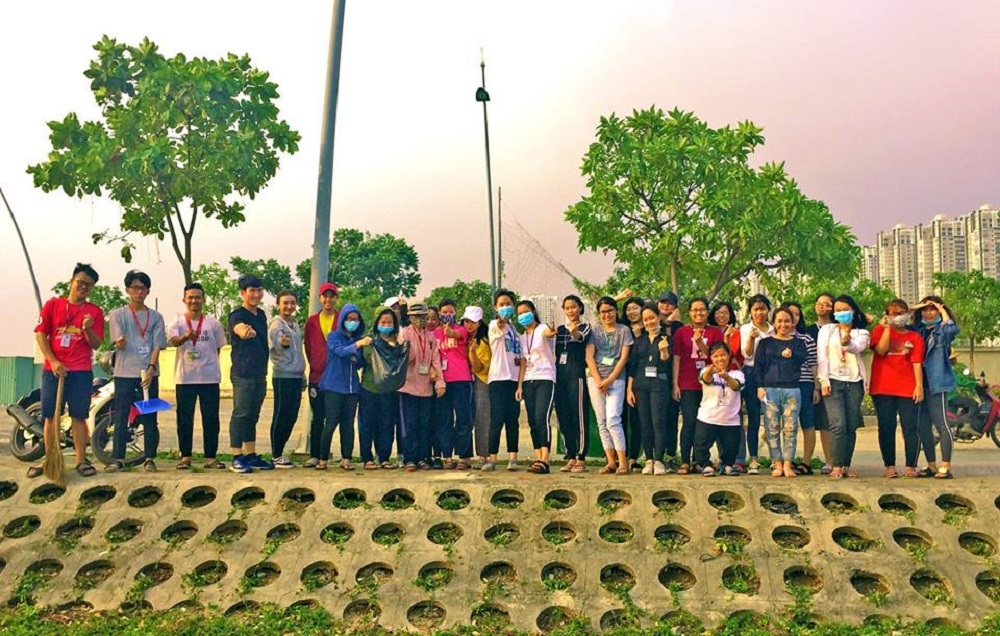 Sinh viên tham gia chương trình chủ nhật xanh