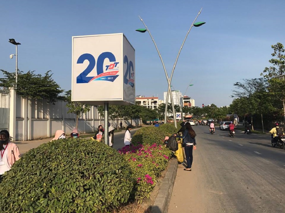 Sinh viên tham gia chương trình chủ nhật xanh