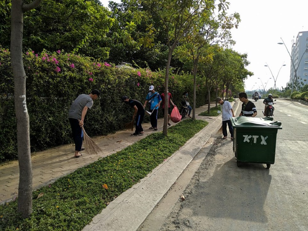 Sinh viên tham gia chương trình chủ nhật xanh