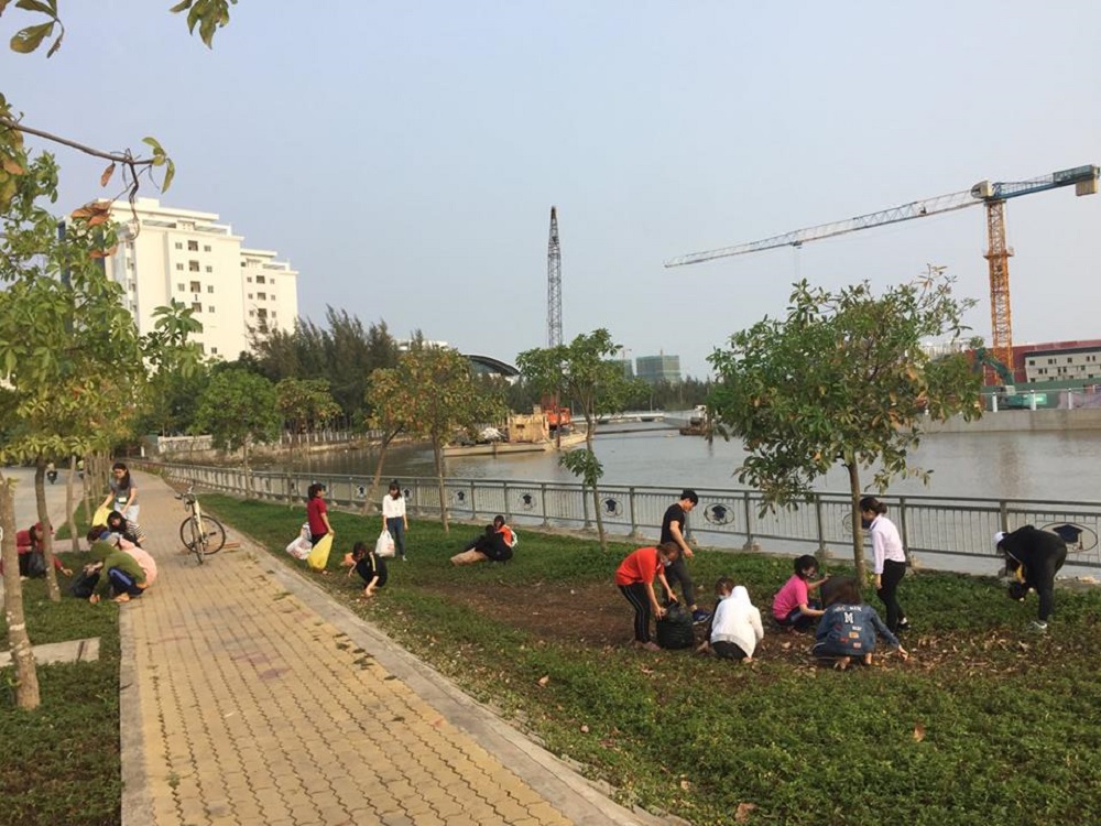 Sinh viên tham gia chương trình chủ nhật xanh