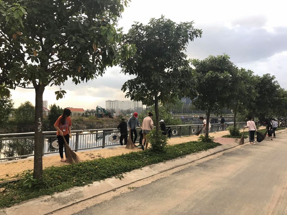 Sinh viên tham gia chương trình chủ nhật xanh