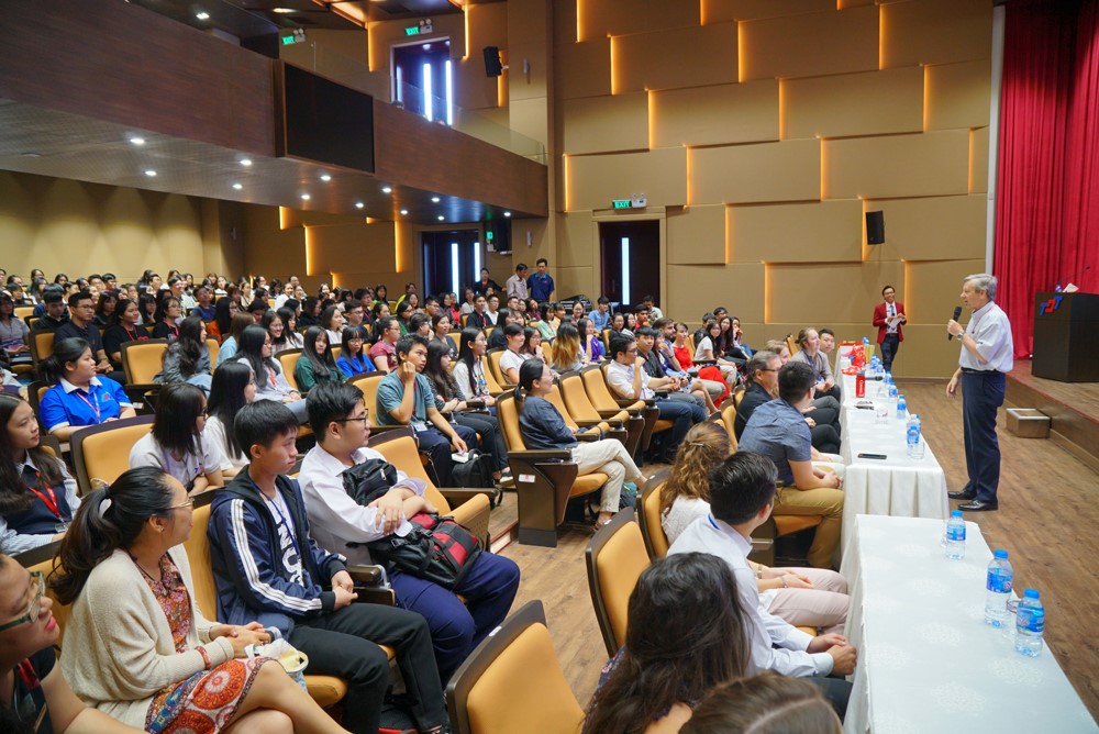 GThe cultural exchange about the New Year of Vietnam and USA