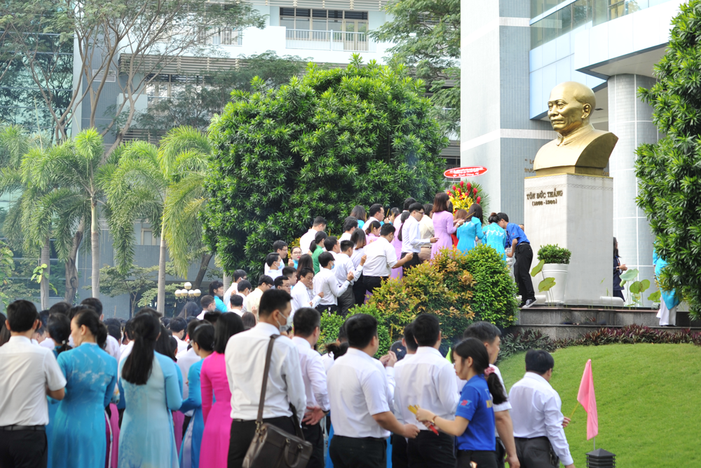 Giảng viên, viên chức dâng hương trước Tượng đài Bác Tôn. Đây là nét văn hóa đặc trưng của Đại học Tôn Đức Thắng, thể hiện lòng biết ơn của thế hệ sau đối với công lao của những người đi trước.