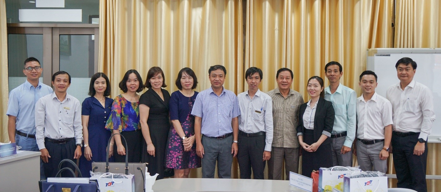 Đoàn chụp hình lưu niệm