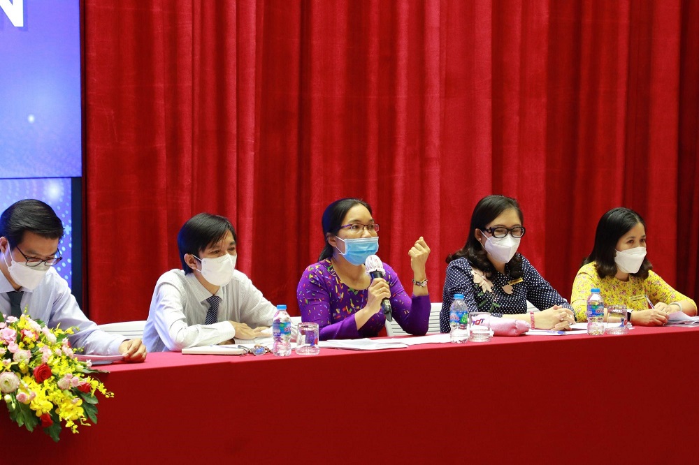 Phụ trách Phòng Đại học giải thích các thắc mắc của sinh viên về quy chế học vụ.