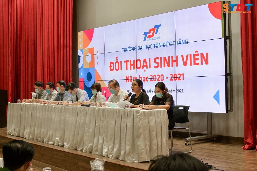 Đại diện Phòng Đại học giải thích các thắc mắc của sinh viên về quy chế học vụ.