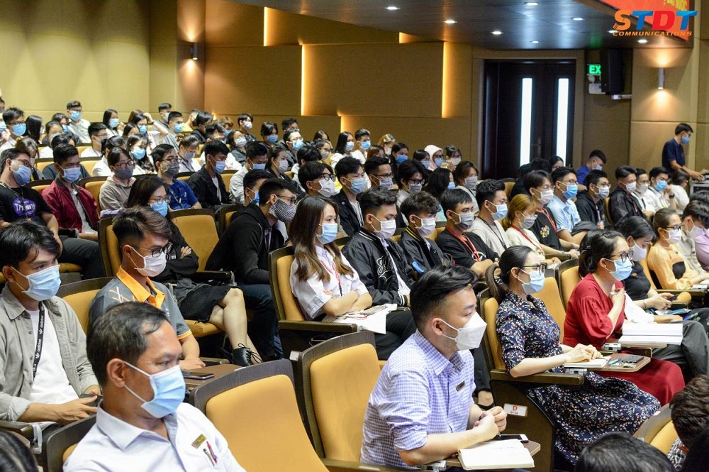 Hơn 200 sinh viên đại diện cho sinh viên 16 khoa của TDTU tham gia buổi đối thoại.