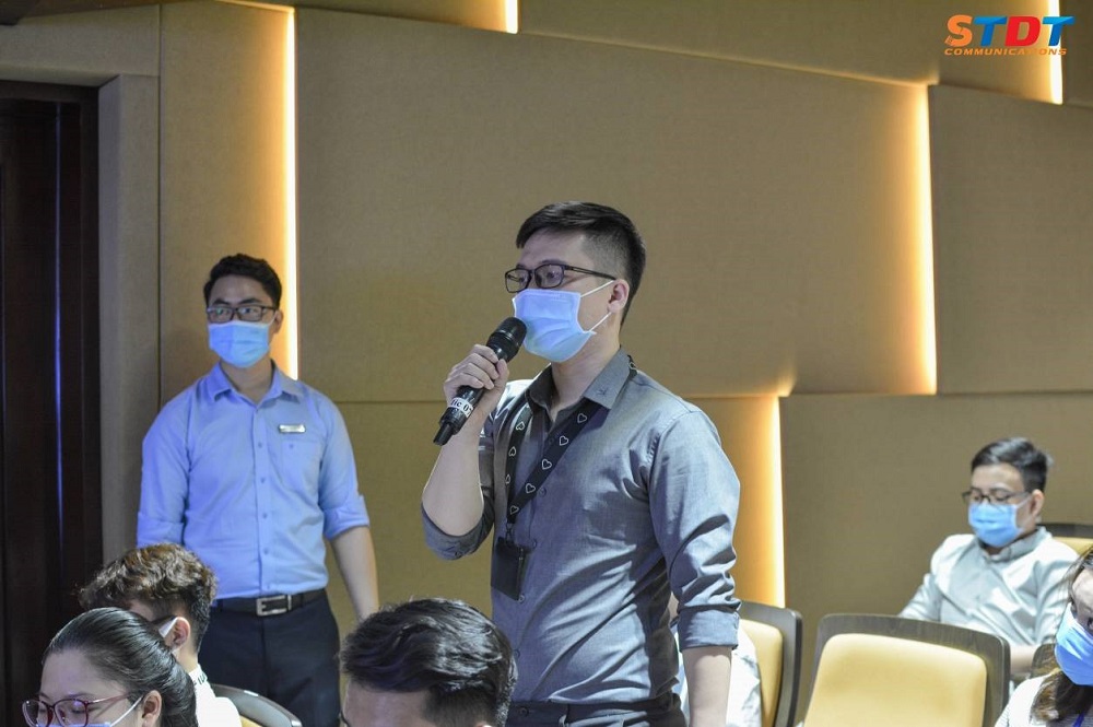 Đại diện sinh viên nêu câu hỏi tại chỗ cho lãnh đạo nhà trường.