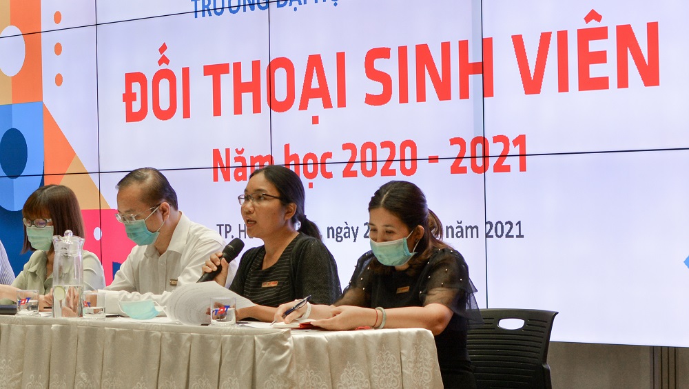 Đại diện Phòng Đại học giải thích các thắc mắc của sinh viên về quy chế học vụ.