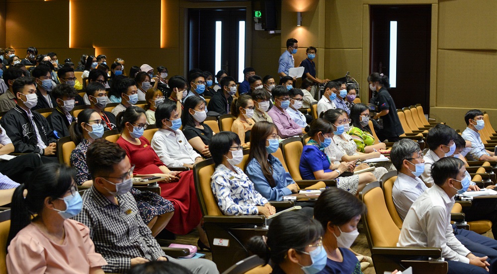 Hơn 200 sinh viên đại diện cho sinh viên 16 khoa của TDTU tham gia buổi đối thoại.