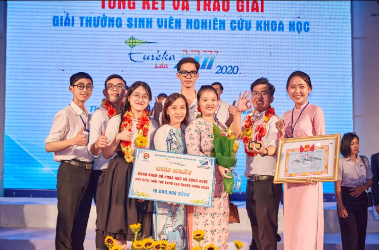 Nhóm sinh viên chụp ảnh lưu niệm cùng giảng viên hướng dẫn