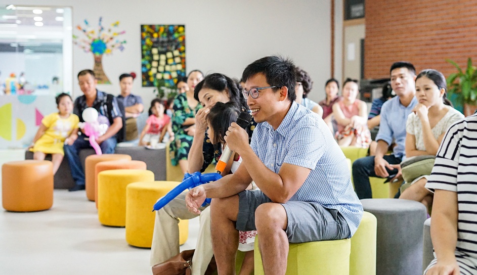 Phụ huynh trao đổi với các chuyên gia giáo dục