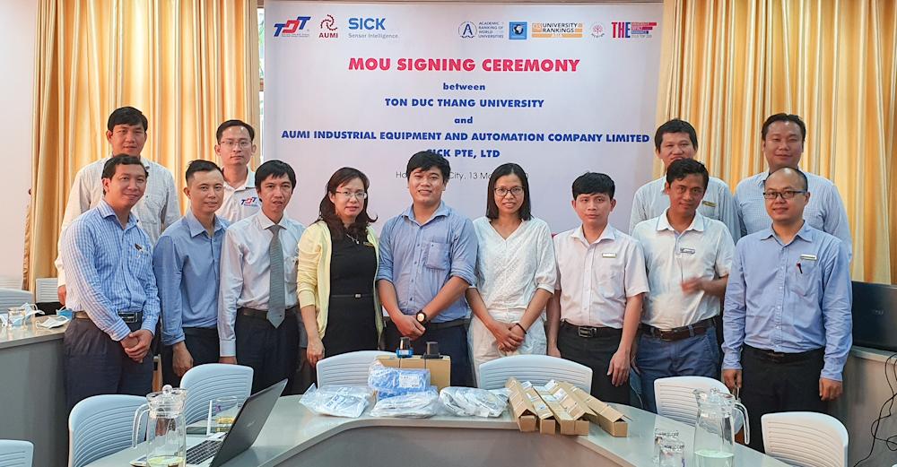 Hai bên chụp hình lưu niệm