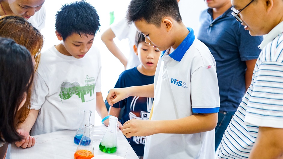 … và các thí nghiệm khoa học