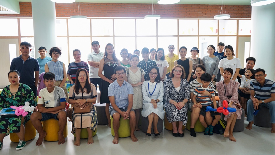 Ban giám hiệu VFIS chụp hình lưu niệm cùng phụ huynh, học sinh, những người đã cùng nhau tạo nên ngày tháng tốt lành cho thế hệ trẻ tại VFIS