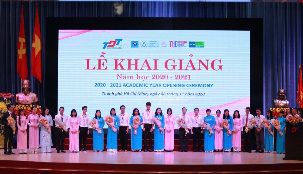 Sinh viên tặng hoa cho thầy cô