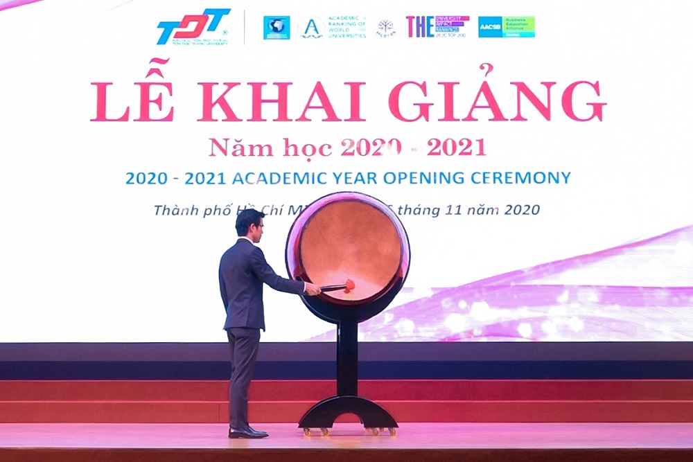 TS. Trần Trọng Đạo đánh trống khai giảng