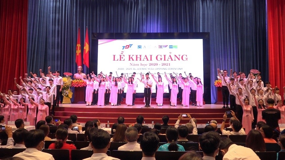 Nghi thức tuyên thệ của tân sinh viên Khóa 24