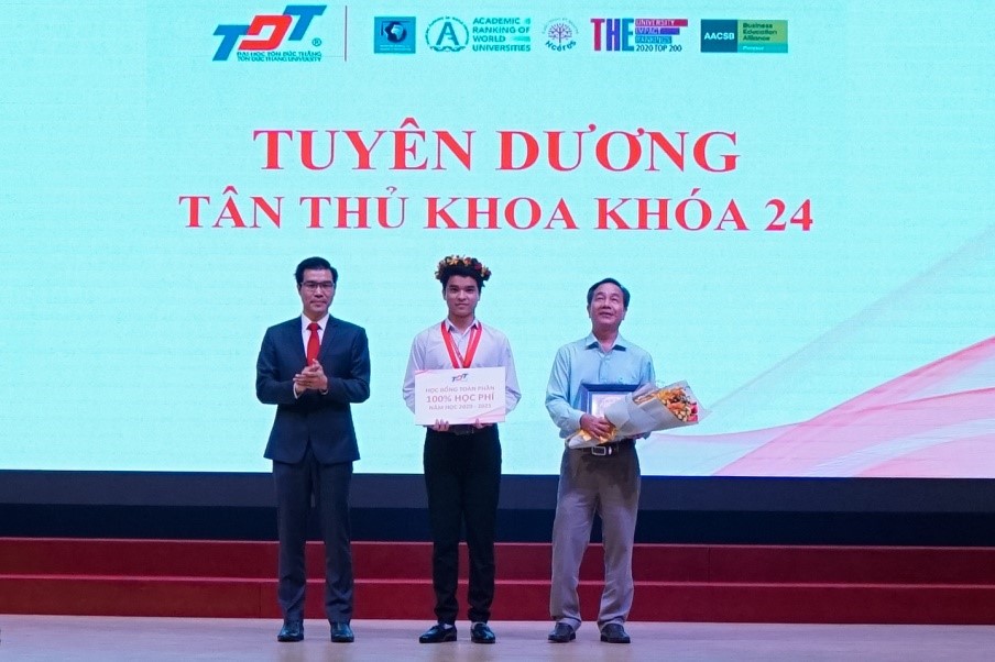 TS. Trần Trọng Đạo (bìa trái), Đại diện TDTU trao vòng nguyệt quế và học bổng cho tân thủ khoa Nguyễn Minh Đăng. Bên phải là thầy Nguyễn Văn Tâm, Hiệu trưởng Trường THPT Nguyễn Du, tỉnh Bà Rịa – Vũng Tàu (trường của tân thủ khoa nguyễn Minh Đăng)