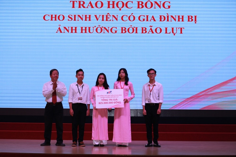 Trao học bổng cho sinh viên có gia đình bị ảnh hưởng bởi bão lụt