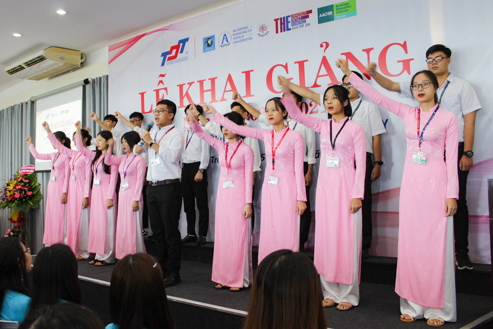 Tân sinh viên thực hiện nghi thức tuyên thệ