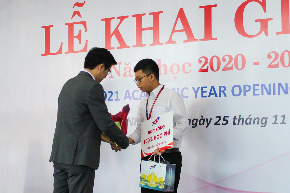 TS. Trần Trọng Đạo, Đại diện trường trao học bổng cho thủ khoa đầu vào cơ sở Nha Trang