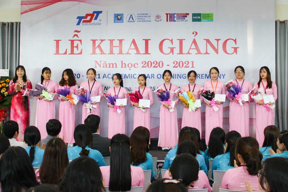 Khen thưởng cho các sinh viên có thành tích tiêu biểu