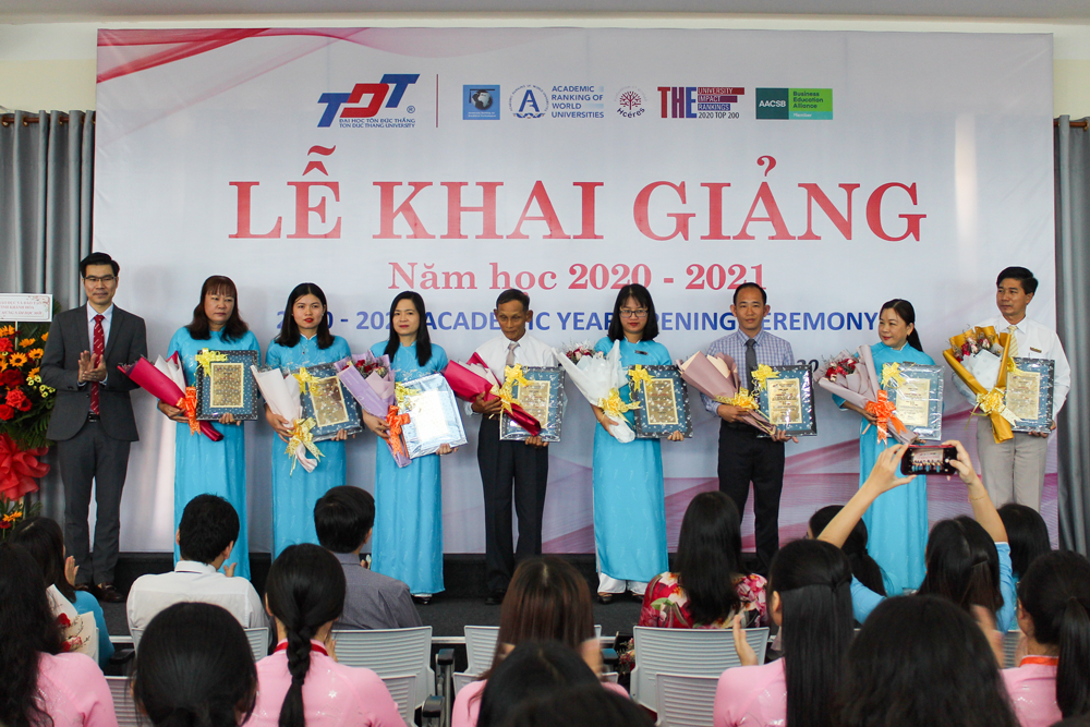 Trao tặng khánh vàng cho các thầy cô đã công tác tại TDTU 10 và 15 năm