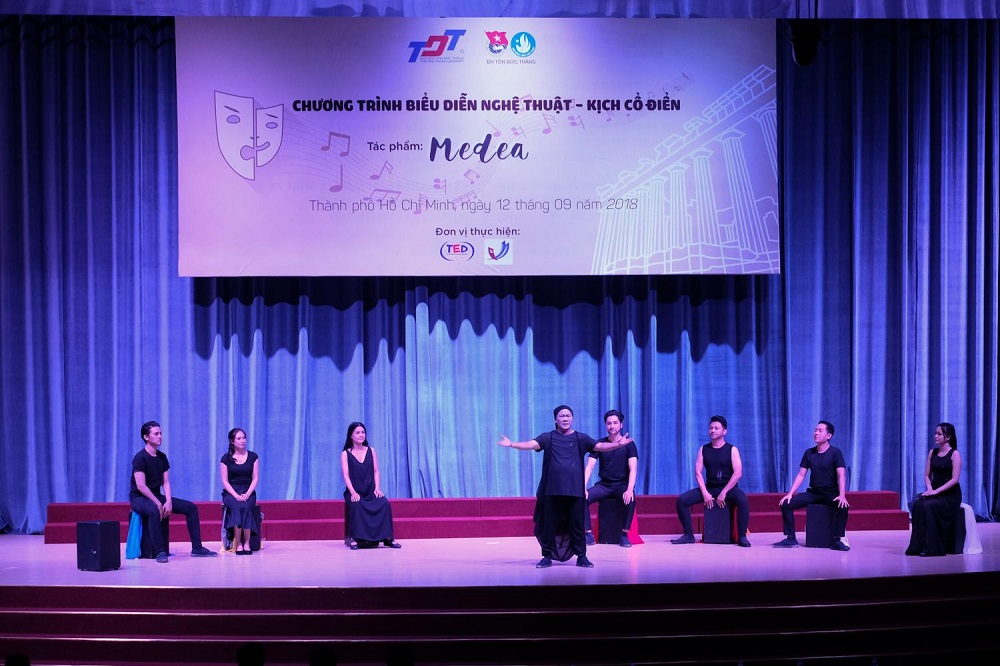 The artistes welcome audience with an exchange