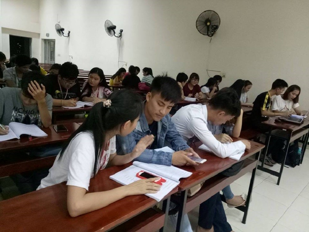 Vietnamese language extra class for Laotian students