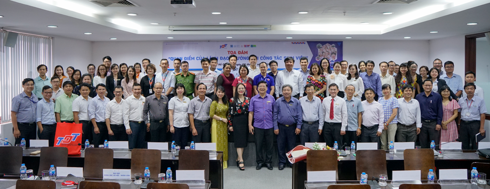 Các đại biểu cùng chụp hình lưu niệm