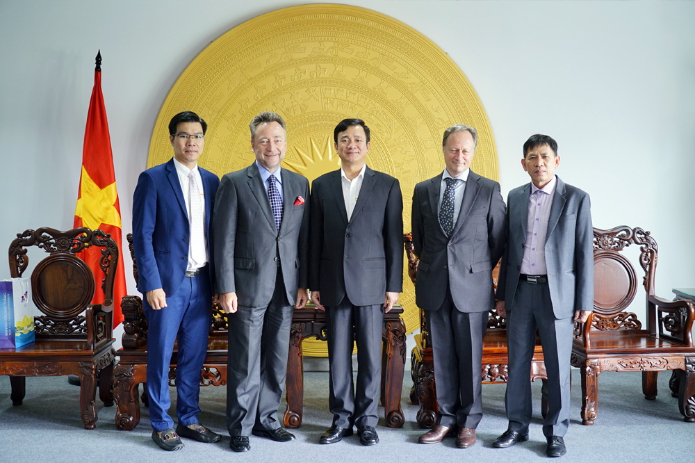 Lãnh đạo TDTU chụp hình lưu niệm cùng hai diễn giả