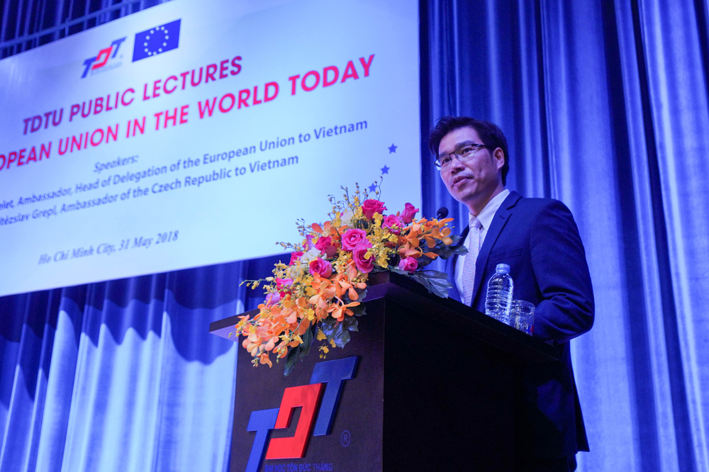 TS. Trần Trọng Đạo, Phó hiệu trưởng TDTU giới thiệu các diễn giả với người tham dự