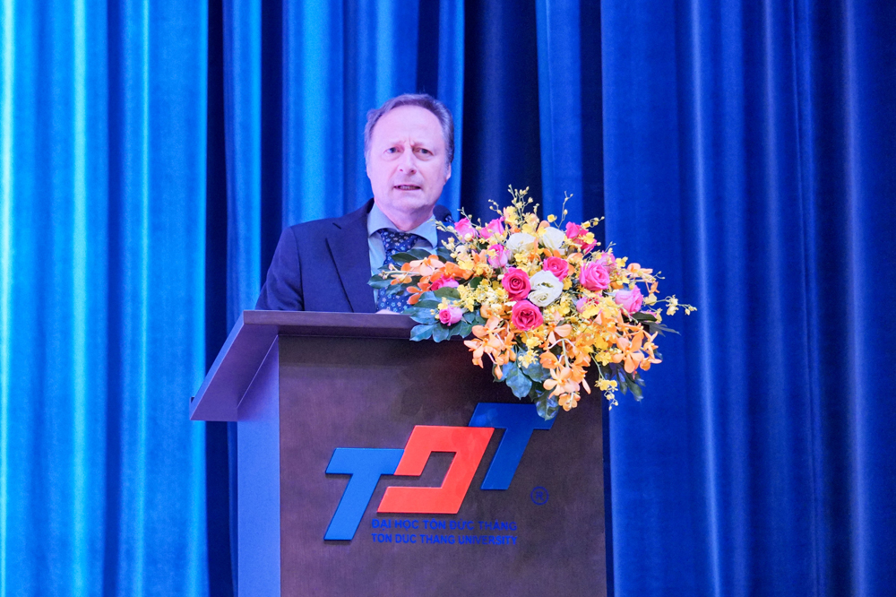 Ngài Bruno Angelet, Đại sứ, Trưởng phái đoàn EU tại Việt Nam trình bày những thông tin về EU