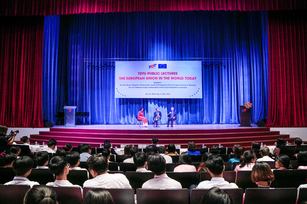 Hai diễn giả giao lưu, trả lời những thắc mắc của thày, trò TDTU xoay quanh chủ đề của buổi nói chuyện