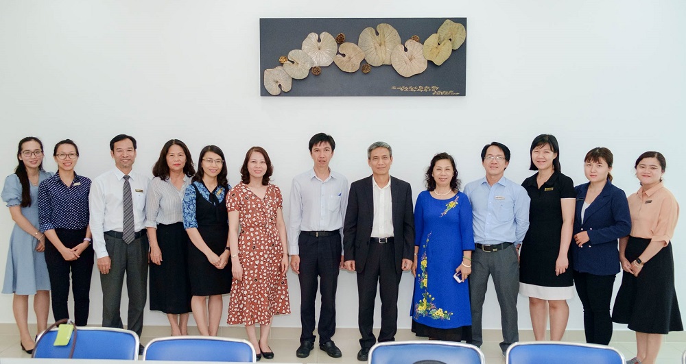 Hai bên chụp hình lưu niệm