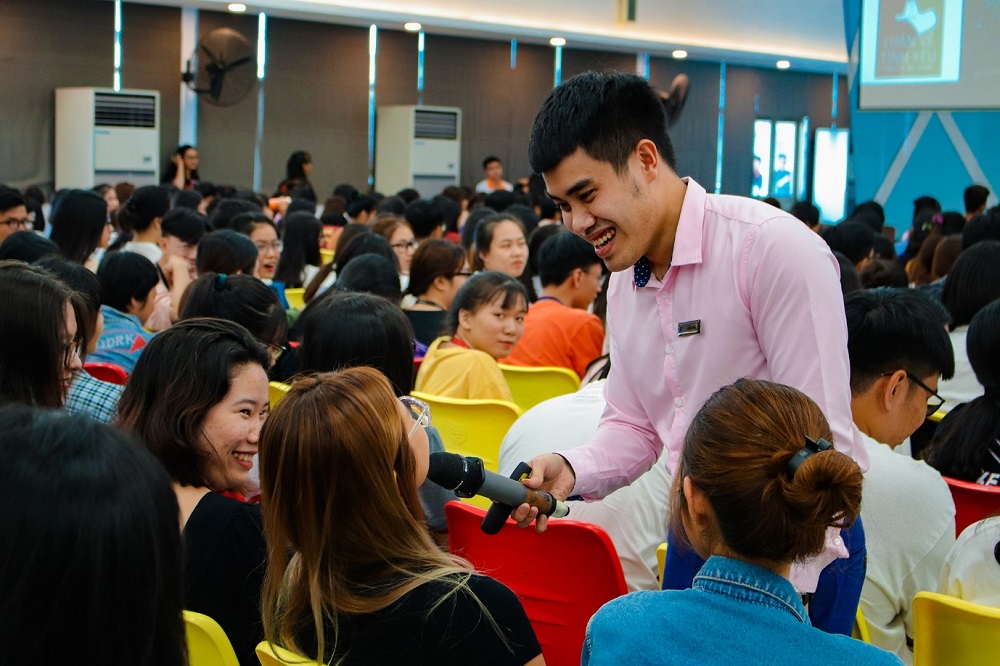 Diễn giả Đỗ Đức Hiếu trao đổi với sinh viên về kinh nghiệm đọc sách hiệu quả