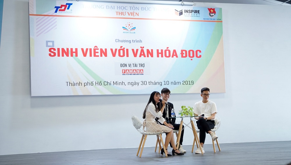 Các tác giả trẻ giao lưu với sinh viên…