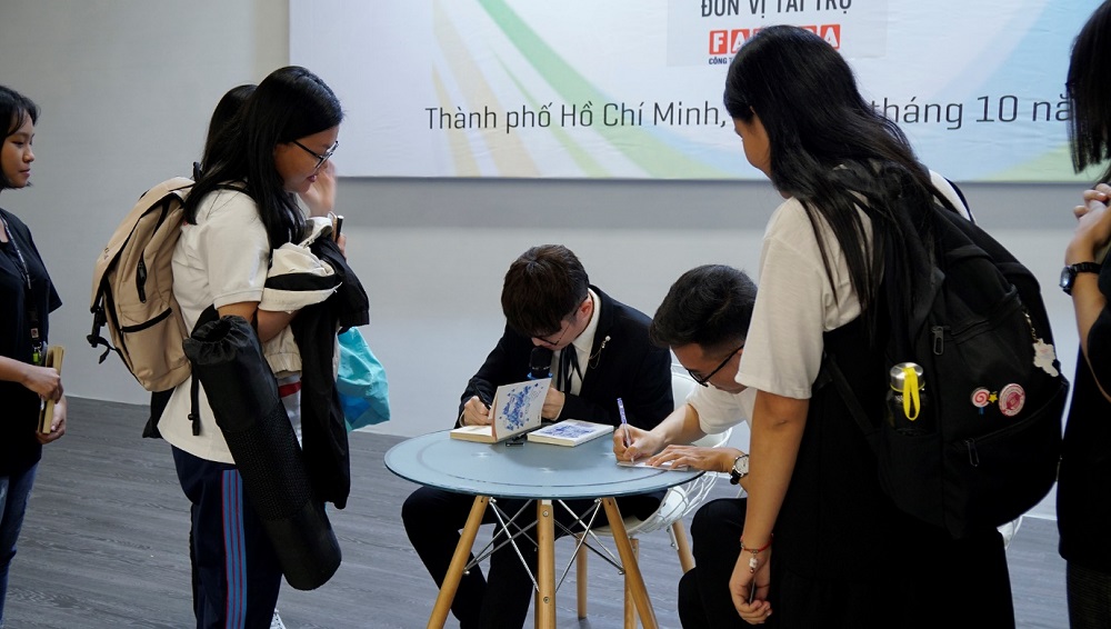 … và ký tặng sách