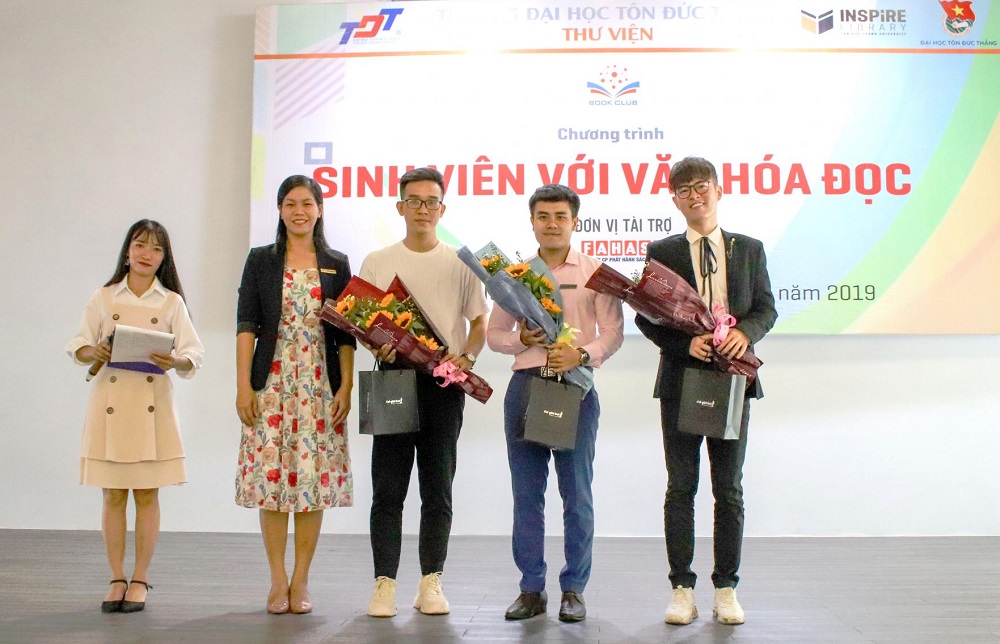 Ban tổ chức tặng quà lưu niệm cho các Diễn giả