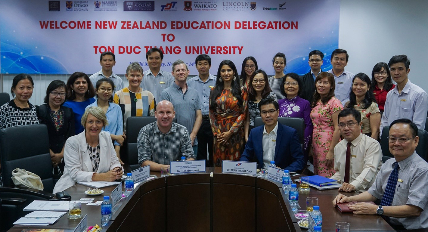 Hai bên chụp hình lưu niệm