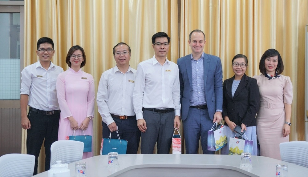 Hai bên chụp ảnh lưu niệm