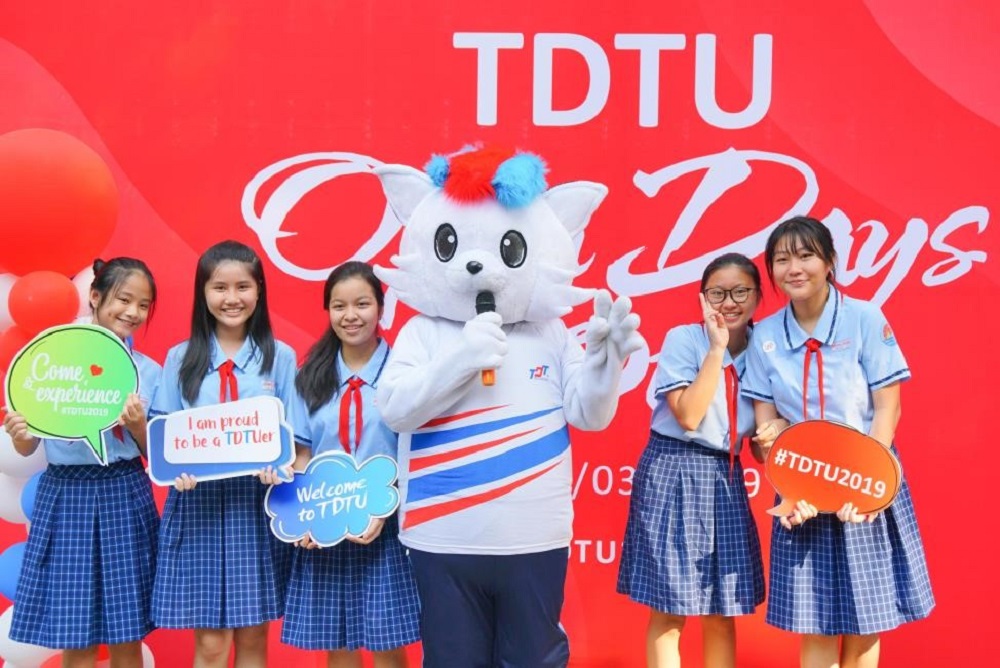 High school students having a memorable photo taken on TDTU Open Days