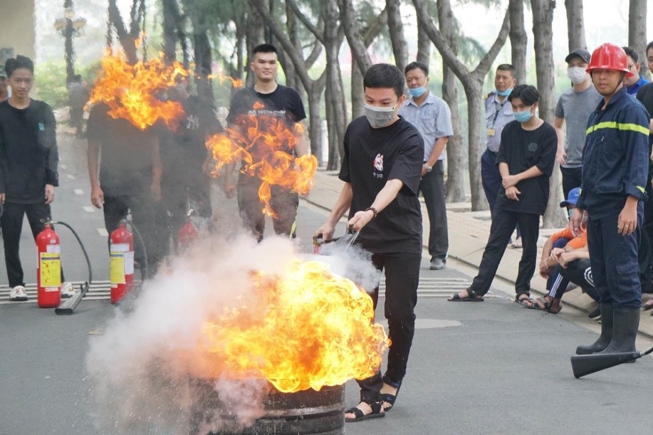 Thực hành dùng bình khí CO2 dập tắt đám cháy.